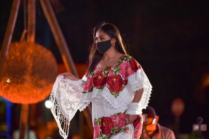 Tulum vivió la noche del 08 de diciembre, la III Premiación del Concurso Textil Chuuy K´kaak (Hecho a mano), en donde Lenny Uh Abán, de Chanchén Primero, fue galardonada con el primer lugar en Quintana Roo.