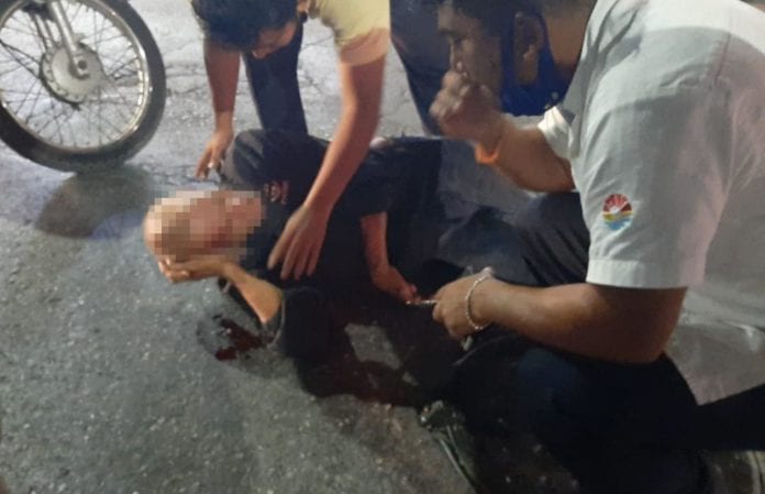 Un hombre de la tercera edad sufrió lesiones de consideración, al ser atropellado por una motocicleta en la avenida Kabah, cuando se atravesó en el arroyo vehicular para sacar a su perro, en la Región 93 de esta ciudad.