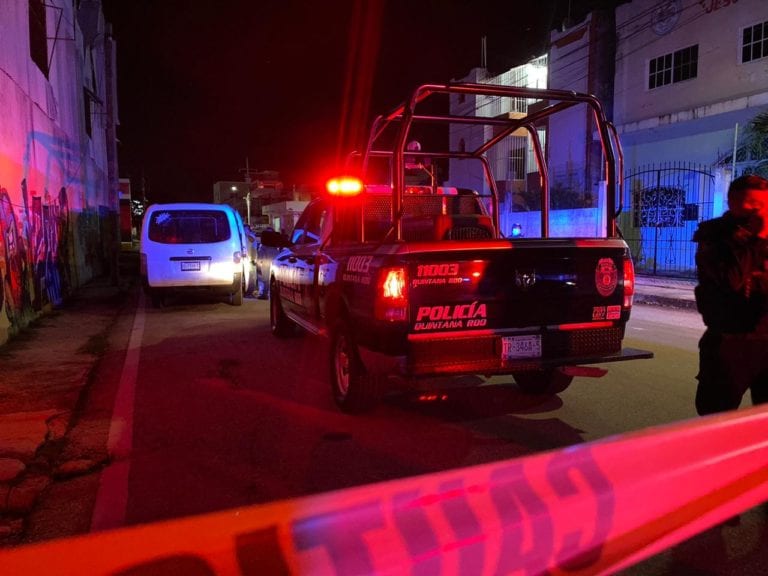 Unos sujetos en motocicleta interceptaron a un distribuidor de botanas en el centro de esta ciudad y lo obligaron a que los acompañara hasta la colonia Gonzalo Guerrero, donde golpearon, amarraron y asaltaron, esta tarde, logrando huir sin ser atrapados.