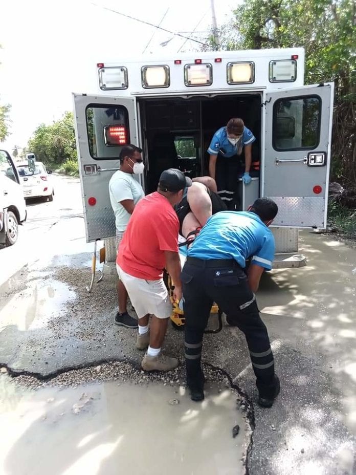 Una turista de origen estadounidense debió ser trasladada de urgencia a una clínica, luego que se cayera de su bicicleta, debido al mal estado de un camino en esta cabecera municipal.