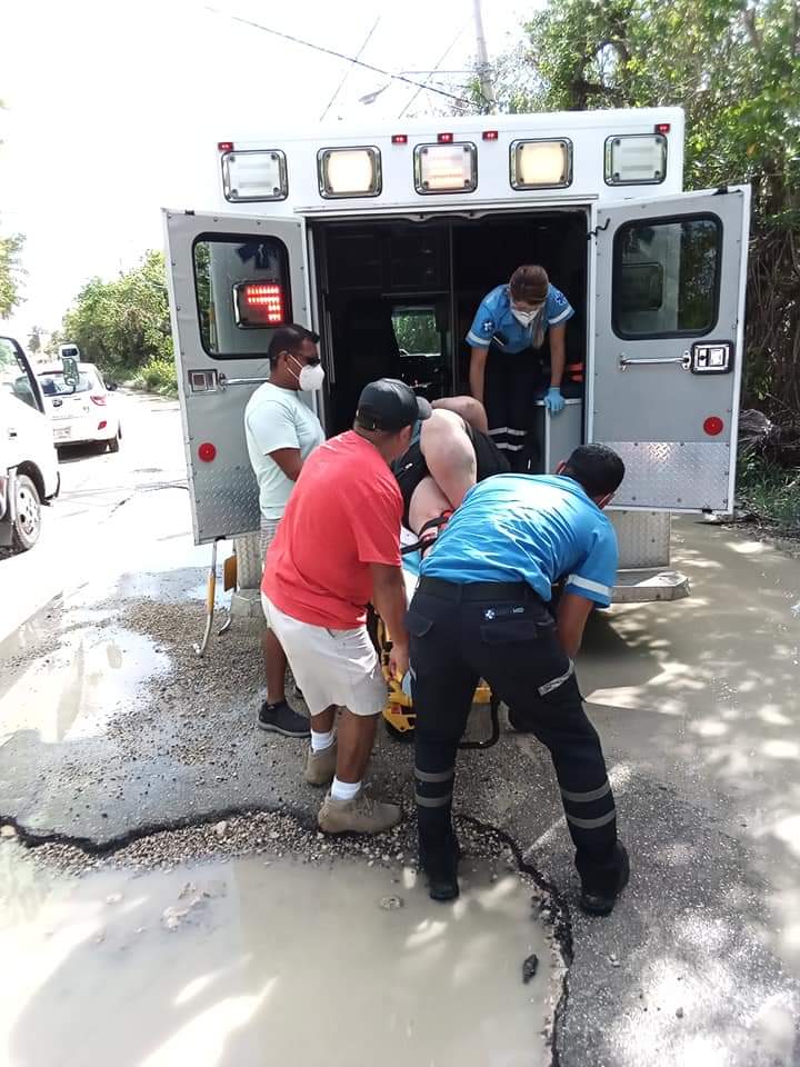Una turista de origen estadounidense debió ser trasladada de urgencia a una clínica, luego que se cayera de su bicicleta, debido al mal estado de un camino en esta cabecera municipal.