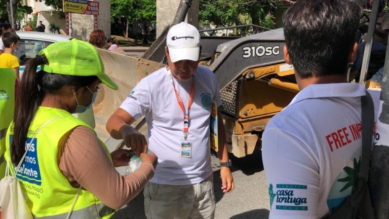 Por instrucciones del gobernador Carlos Joaquín se sigue fortaleciendo el programa de Enlaces de Participación Social que tiene como objetivo fortalecer la salud de los quintanarroenses. Se solicitó al coordinador estatal del programa Virgilio Gómez Morales, el reforzamiento de voluntarios en la colonia “Ejidal” ubicada en Playa del Carmen.