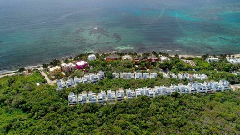 Aunque se presenta como un humilde labrador, quien supuestamente habría sido despojado de un terreno en Akumal, lo cierto es que Antonio Manrique Mac, por más de una década se ha dedicado a litigar decenas de hectáreas, por lo que cuenta hasta la fecha con 11 juicios en el fuero local, más uno federal.