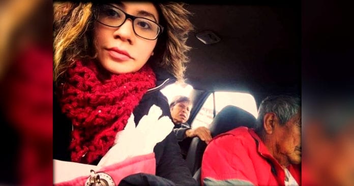 Para quienes no crean en el amor, este caso les mostrará que por el ser amado, hay quien hace todo, como ocurre con este taxista que viaja todos los días con su esposa mientras trabaja, pues ella tiene Alzheimer y sus hijos no quieren cuidarla.