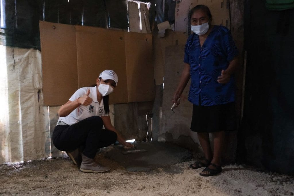 “Estoy muy contenta de poner en marcha estas obras del programa ‘Piso Firme’, cuyos beneficios llegan de manera directa a quienes más lo necesitan, como es el caso de la señora Fidelia Cahum Cahum, que hoy nos recibe aquí, en su domicilio, junto con su familia, para ser testigo de estos trabajos que dignificarán su vivienda”, indicó la Presidenta Municipal.