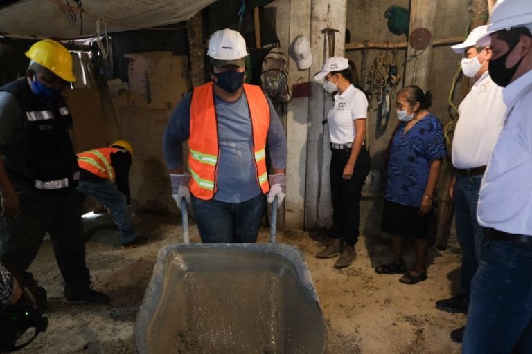 La alcaldesa Laura Fernández Piña puso en marcha esta mañana, en la colonia 23 de Enero, los trabajos de construcción de pisos firmes en viviendas, que mejorarán la calidad de vida y de salud de manera directa a 265 habitantes de la cabecera municipal.
