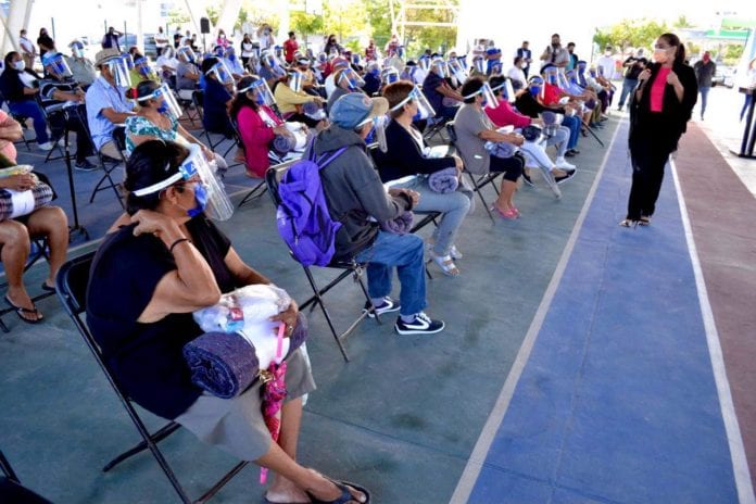 La atención a los adultos mayores y la protección a grupos vulnerables ha sido una prioridad para el Ayuntamiento de Benito Juárez, que este martes entregó alrededor de 200 paquetes de insumos en la delegación Alfredo V. Bonfil y en la subdelegación Puerto Juárez.