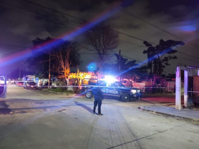 El cuerpo sin vida de un hombre, embolsado a la mitad, fue arrojado esta noche a la calle, en la Región 96 de esta ciudad. Al parecer, fue asesinado a balazos.