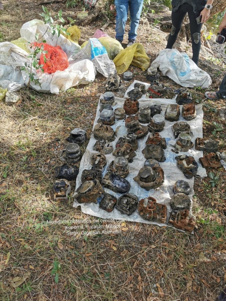 Además de hallar basura y cráneos de cocodrilo, al realizar trabajos de limpieza en un cenote, se hallaron 112 medidores de luz en las profundas aguas.