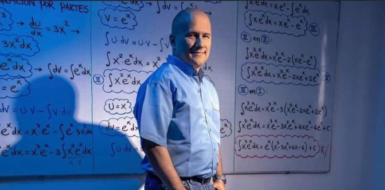 En toda una tendencia se convirtió el maestro de matemáticas Julio Profe, quien busca tener un récord Guiness, al lograr impartir una clase online con más espectadores.