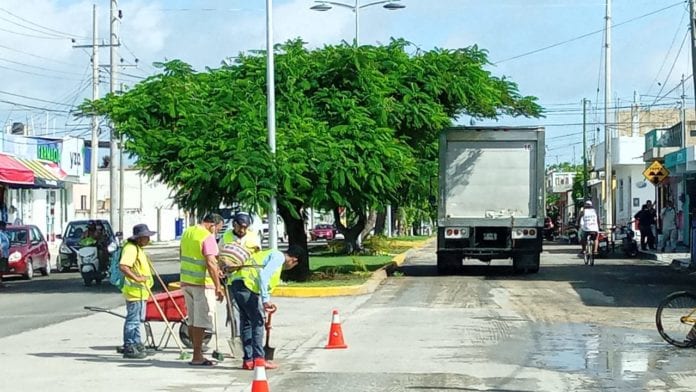 Un tramo de la 30 Avenida, que empezó a ser pavimentada la semana pasada, tendrá que volver a ser intervenido por el gobierno municipal, luego que las lluvias del fin de semana y el ingreso no autorizado de ciudadanos arruinaron el progreso hecho.