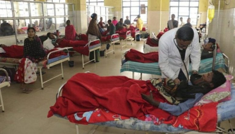 Misteriosa enfermedad manda al hospital a más de 300 personas, en la India