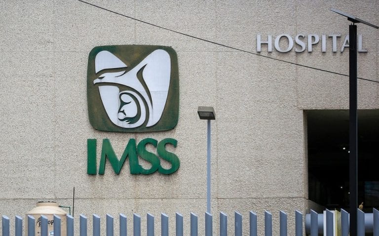 Mujer a da luz en un sanitario del IMSS por un ‘protocolo anticovid’