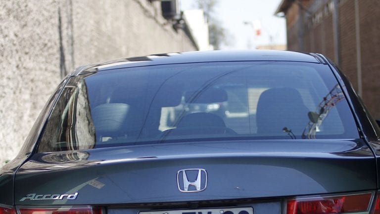 Padre deja a su hija encerrada en un vehículo para irse a ver un partido de fútbol
