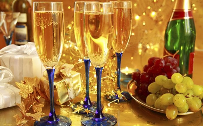 Se dice que con estos rituales de Año Nuevo para 2026 puedes atraer riqueza, trabajo, viajes, y hasta conseguirte una pareja o una boda