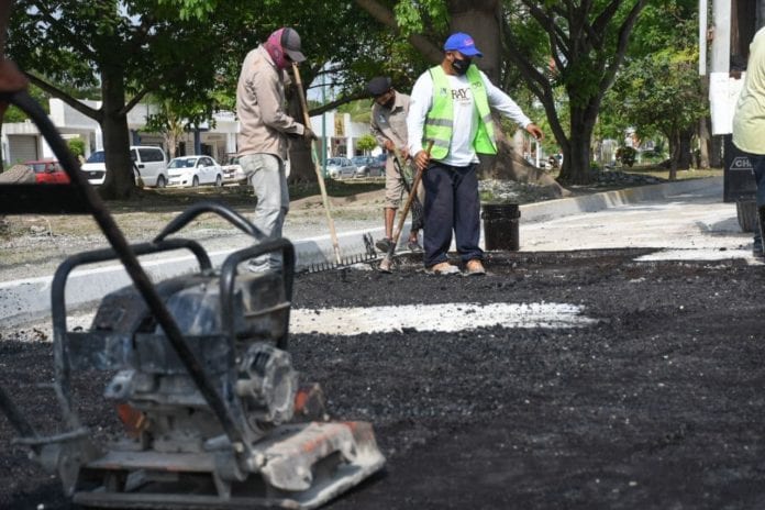 Con diversas acciones que van desde barrido manual, retiro de basura, material vegetal, bacheo, poda, desyerba y mantenimiento, nuestro personal de Servicios Públicos desarrolla una intensa labor que contribuye a recuperar la belleza de nuestro destino para disfrute de habitantes y turistas, señaló la presidenta municipal, Laura Fernández Piña.