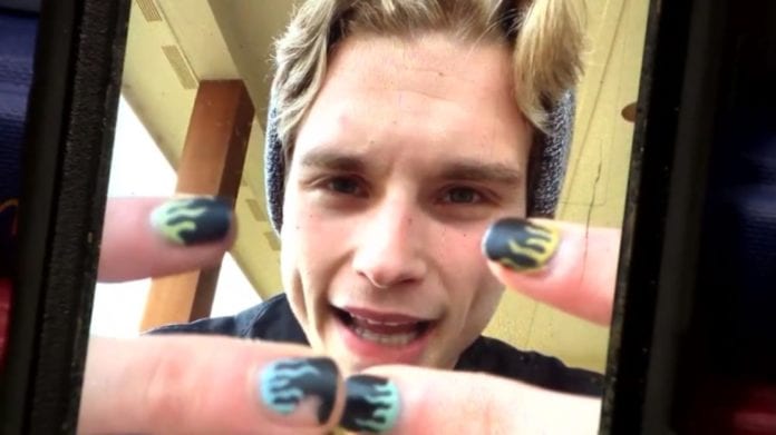 Un estudiante de Texas, Estados Unidos, fue expulsado de clases por traer las uñas pintadas, por lo que denunció esta presunta muestra de discriminación y más de 50 mil personas firmaron para apoyarlo.