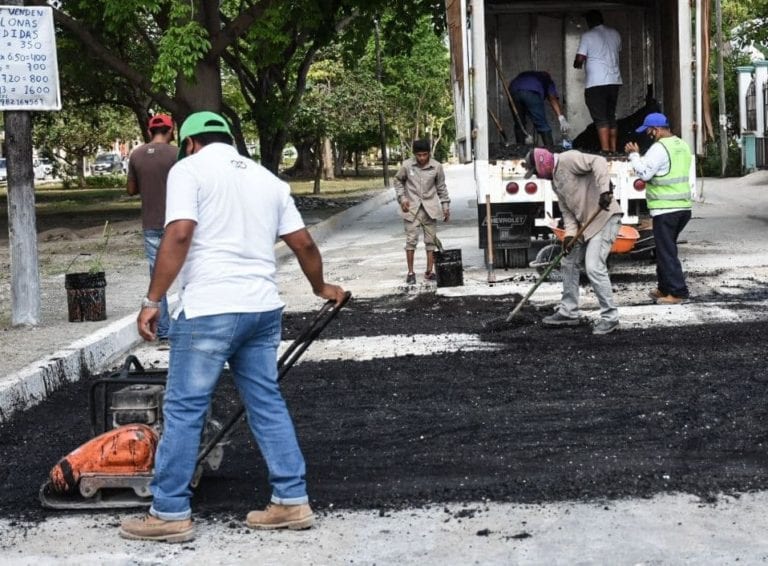 Cuadrillas continúan con trabajos de embellecimiento en Puerto Morelos tras ciclones