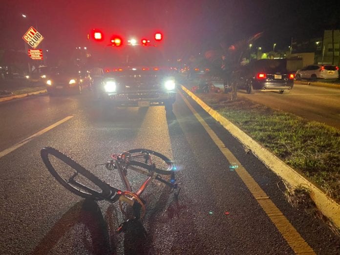 Un ciclista de 20 años fue arrollado por una camioneta en el bulevar Playa del Carmen esta noche, quedando en estado grave.