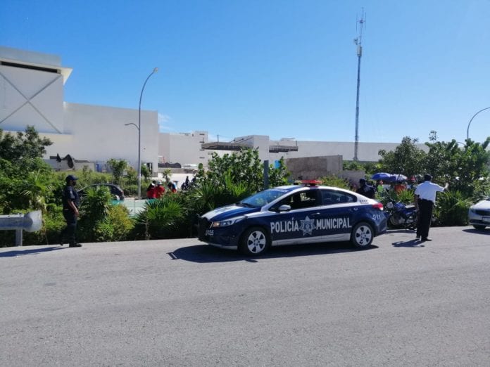 Una manifestación pacífica afuera del proyecto de hotel Planet Hollywood terminó de mala manera, cuando agentes policiacos sometieron y se llevaron a una mujer en este grupo. En reacción en Ayuntamiento de Isla Mujeres informó del cese de tres policías.