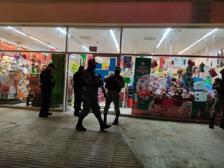 Asaltantes disparan en “Waldo’s” de Plaza Héroes en Cancún