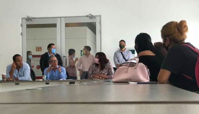 El Fiscal General quintanarroense y autoridades locales, se reunieron con familiares de cuatro de los desaparecidos en la zona de Isla Blanca.