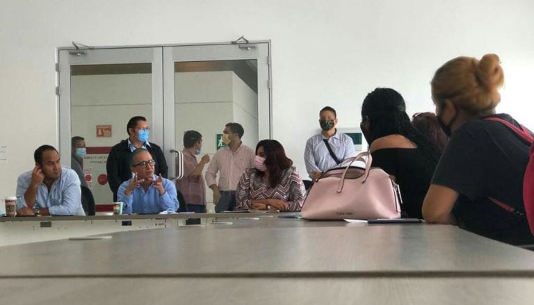 El Fiscal General quintanarroense y autoridades locales, se reunieron con familiares de cuatro de los desaparecidos en la zona de Isla Blanca.