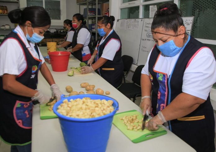 Entregan 3 mil comidas diarias en Comedores Solidarios de Playa del Carmen