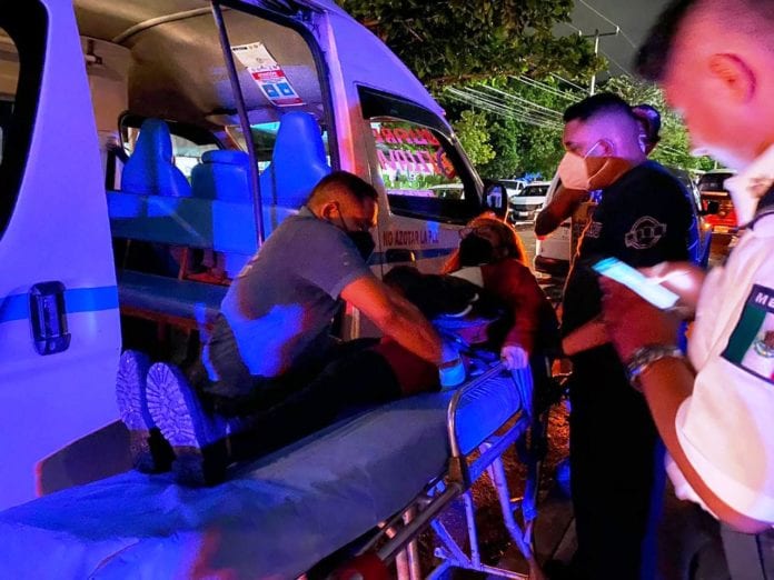 Una joven que resultó lesionada luego de un accidente vehicular, quedó abandonada en una ambulancia por las autoridades de Tránsito, que no quisieron esperar al ajustador de seguros.