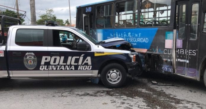 Una mujer policía tuvo que ser trasladada a un hospital, luego que la patrulla en la que viajaba chocó contra un camión de transporte público, en la Supermanzana 51.