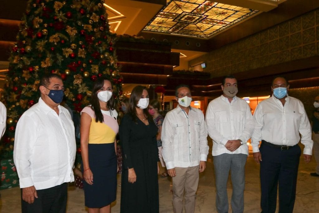 Ante empresarios de diversas ramas, hoteleros, representantes de los poderes del estado, integrantes del gabinete estatal y presidentes municipales, Laura Fernández formuló un amplio reconocimiento al gobernador Carlos Joaquín por el manejo de la emergencia sanitaria por el Covid-19.