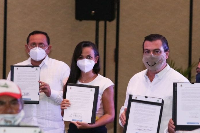 La alcaldesa Laura Fernández Piña firmó el Pacto para la Reactivación Económica Responsable sumándose a esta iniciativa del gobernador Carlos Joaquín González para todo el estado, con el objetivo de conjuntar esfuerzos de autoridades locales, sectores sociales y productivos, para garantizar que entre todos se mantenga un proceso ordenado en la recuperación tanto del turismo como de las otras las actividades en la entidad.