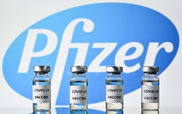 Una tercera dosis de la vacuna contra Covid-19 podría ser necesaria, es lo que planteó el director ejecutivo de los laboratorios Pfizer
