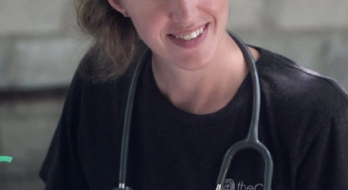 Una enfermera que presumió en redes sociales que no usa cubrebocas fue suspendida por el hospital donde labora