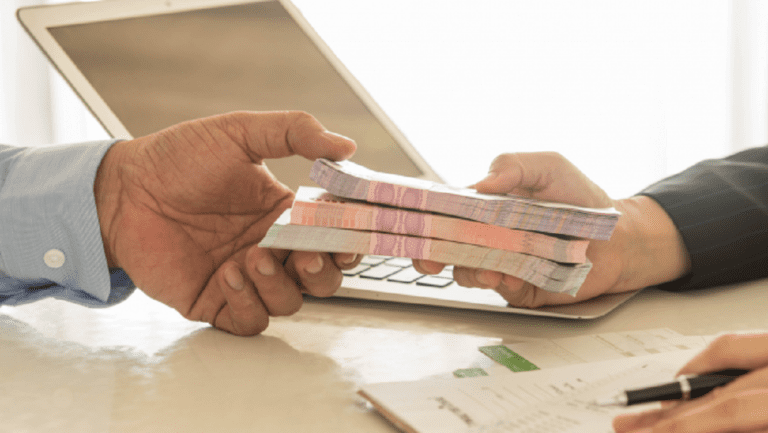 Con la temporada de fin de año, viene la época de mayores compras de todo el periodo, muchas de ellas innecesarias y es por ello que las familias tienden a pedir préstamos. Ante ello, la Condusef advierte que se debe de tener cuidado de no caer en el engaño de empresas que cobran altos intereses y pueden dar golpe bajo a la economía.