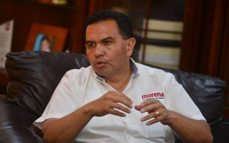 El Senador de Morena, Cruz Pérez Cuéllar, obtuvo una orden de aprehensión por presuntamente haber recibido recursos del ex gobernador de Chihuahua, César Duarte Juáquez. 