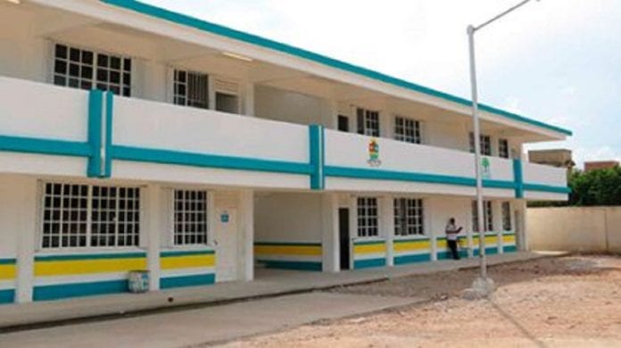 -Al estar Quintana Roo en Semáforo epidemiológico amarillo con la posibilidad de cambiar a verde, surge la pregunta de cuándo volverían los estudiantes a las aulas  si estas, tras los huracanes, están listas para recibir a los alumnos.