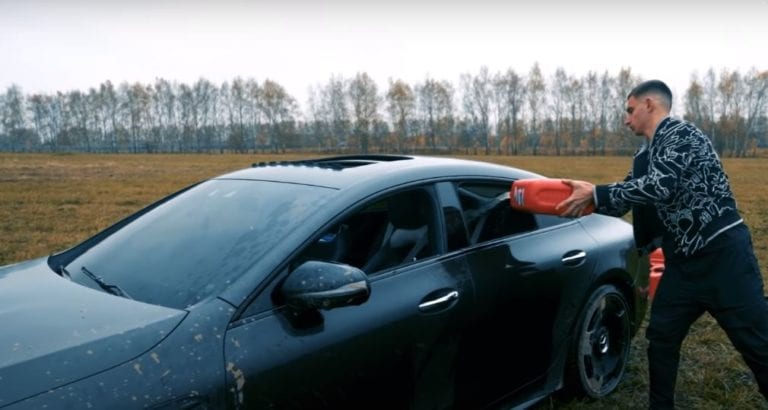 Video: Hombre quema su Mercedes Benz para protestar contra concesionario por fallas