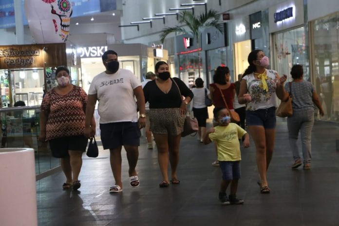 Se teme que la gente no acate las medidas de prevención cuando acude a las plazas comerciales para evitar contagiarse