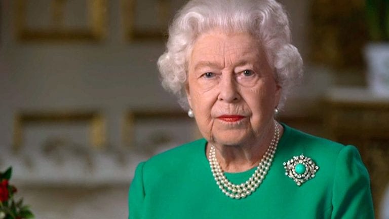 Ser el community manager de la Reina Isalbel II, genera un salario de 30 mil Euros