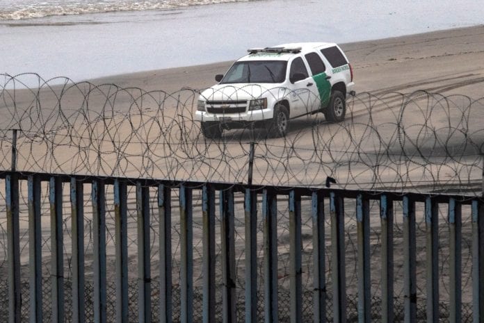 Migrante muere a manos de un agente de la Patrulla Fronteriza de Estados Unidos.