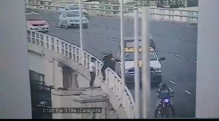 Unos policías evitaron que una persona se arrojara desde 15 metros de altura del distribuidor vial Heberto Castillo en la Cdmx