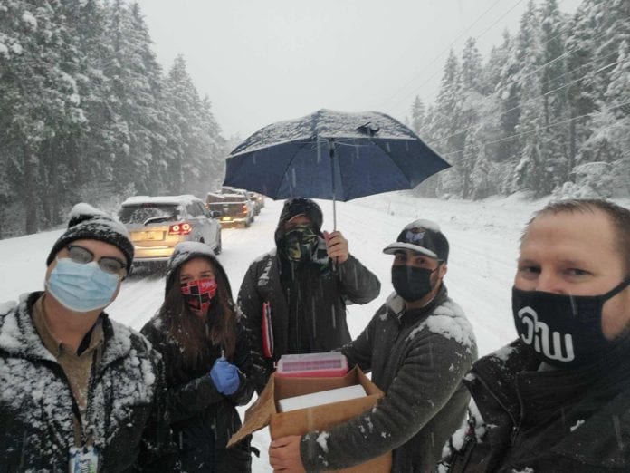 Vacunan a personas en la nieve