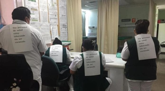 El personal de salud está protestando en Campeche pues aun faltan varios profesionales de la salud en ser vacunados, pero los maestros ya recibieron su dosis