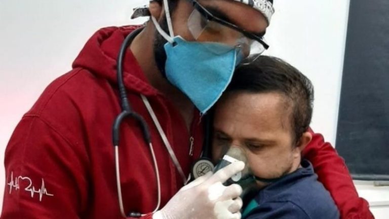 Enfermero brasilero arriesgó su vida para calmar a un paciente de covid-19 con síndrome de Down