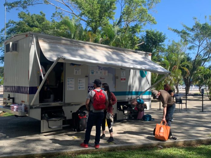Quedan varados 60 cubanos en el aeropuerto de Cancún, al expirar sus pruebas COVID-19.