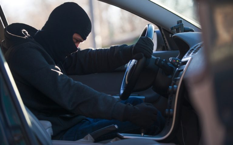 Fracasan ladrones de autos durante su robo por no saber manejar con transmisión manual