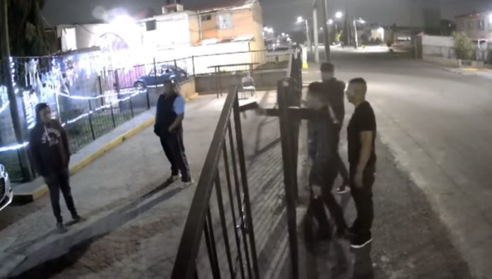 Video: Hombre le dispara a una familia con un arma, le dan golpiza brutal