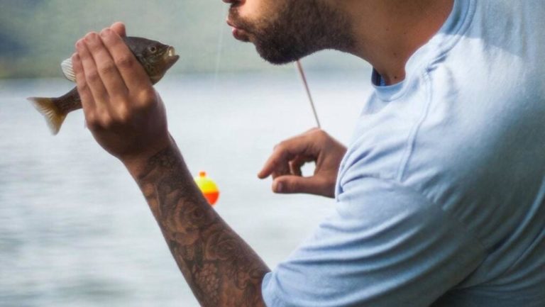 Pescador estuvo cerca de morir asfixiado luego de tragarse un pez vivo