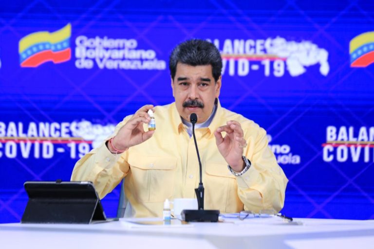 Nicolás Maduro presenta ‘gotas milagrosas’ que neutralizan el Covid-19